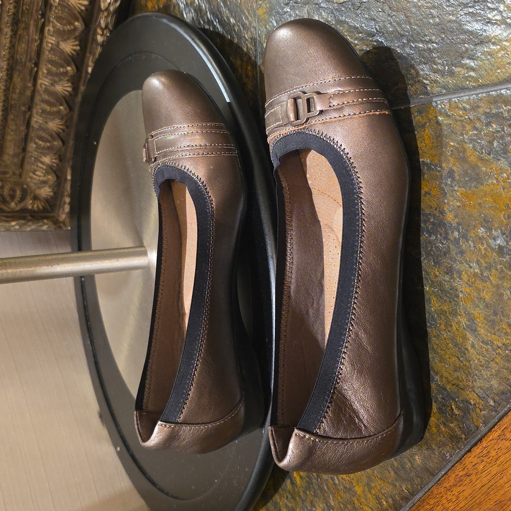 Clarks Collection "Kenzie" Metallic Pewter Flats.  Sz 9M.  EUC!